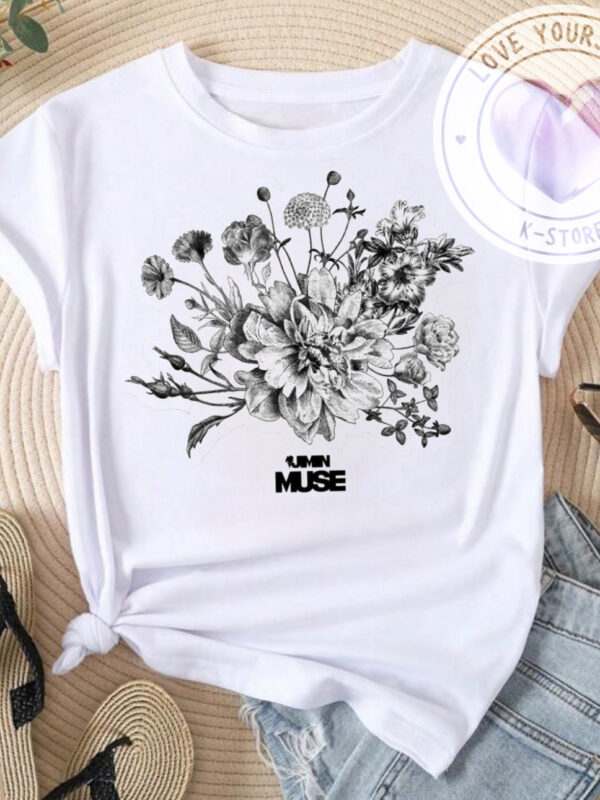 POLERA JIMIN BLANCA JIMIN MUSE FLOR NEGRA