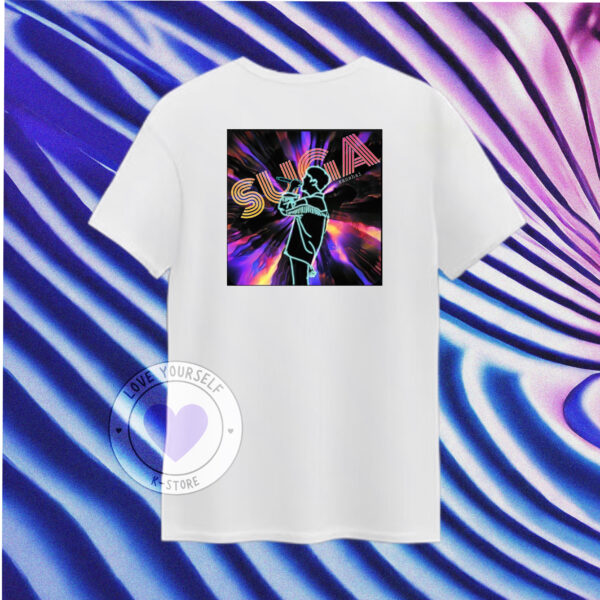 SUGA CANTANDO COLORES POLERA BLANCA