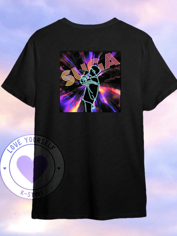 SUGA CANTANDO COLORES POLERA NEGRA