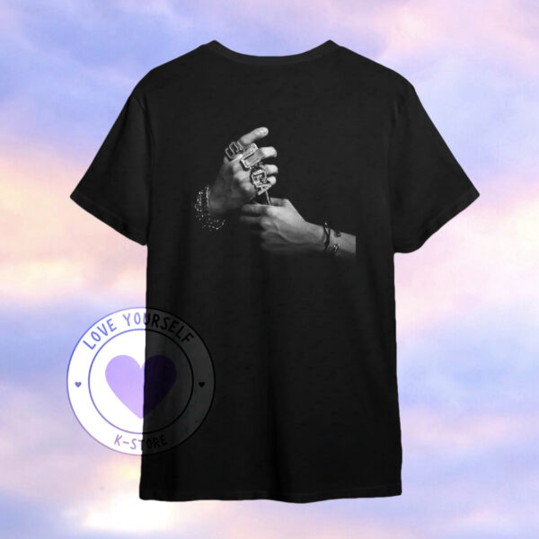 SUGA MANOS POLERA NEGRA