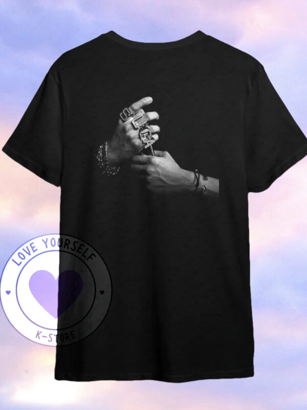 SUGA MANOS POLERA NEGRA