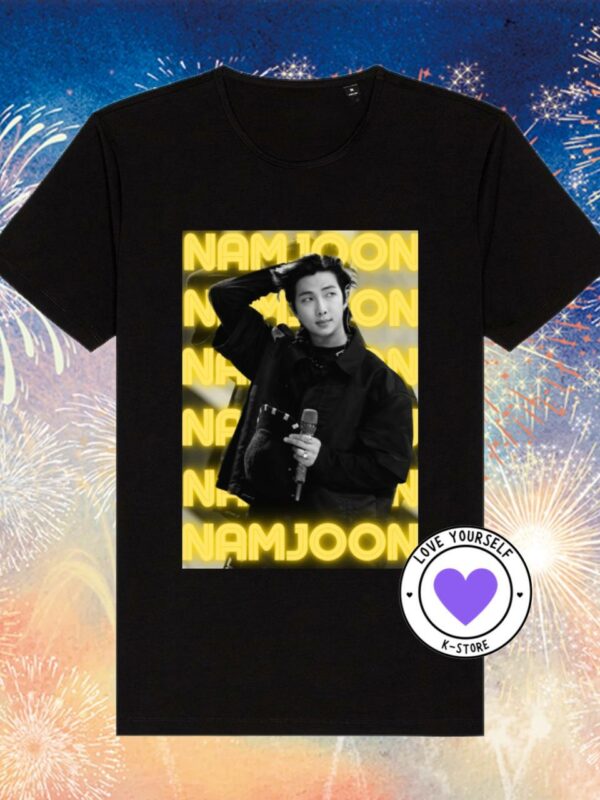 RM FONDO AMARILLO RM POLERA NEGRA