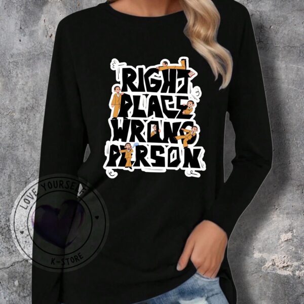 RM RIGTH PLACE PALABRAS POLERA MANGA LARGA NEGRA.