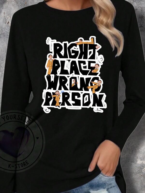 RM RIGTH PLACE PALABRAS POLERA MANGA LARGA NEGRA.