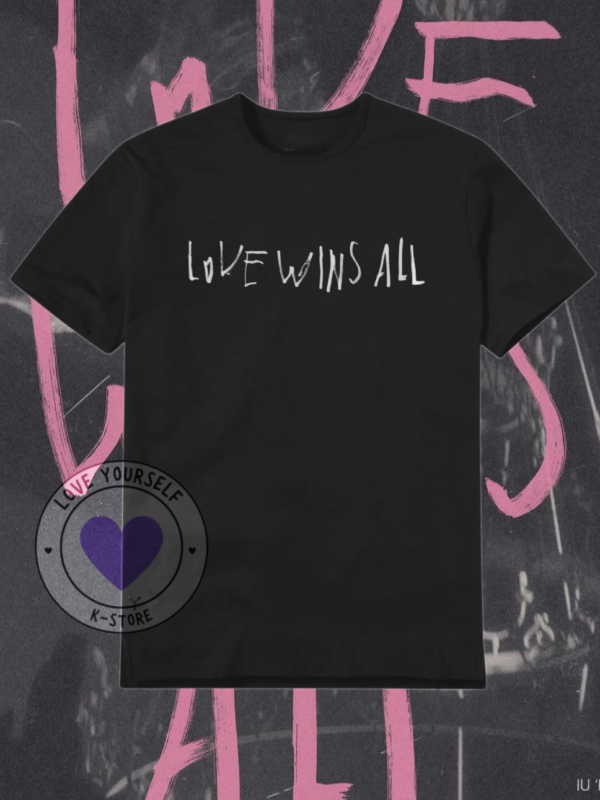 V LETRAS LOVE WINS ALL BLANCAS POLERA NEGRA