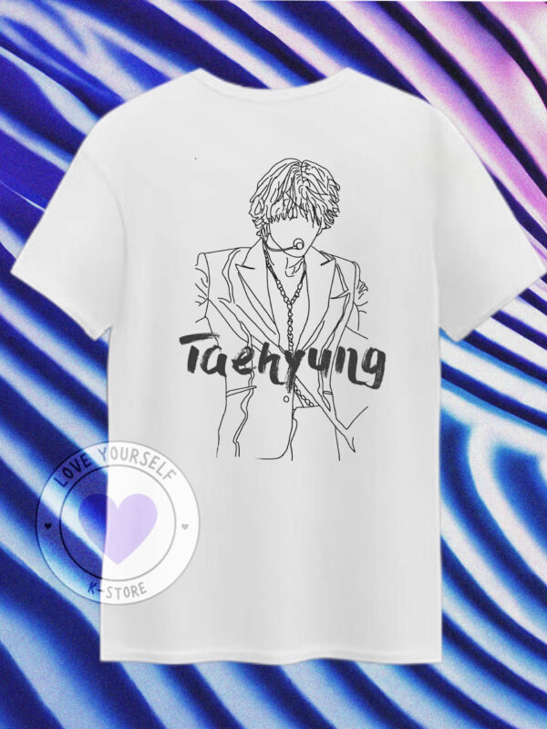 V TAEHYUNG SILUETA POLERA BLANCA